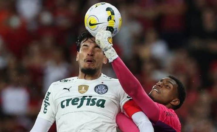 Palmeiras questiona nas redes possível pênalti de Hugo, do Fla, em Gómez