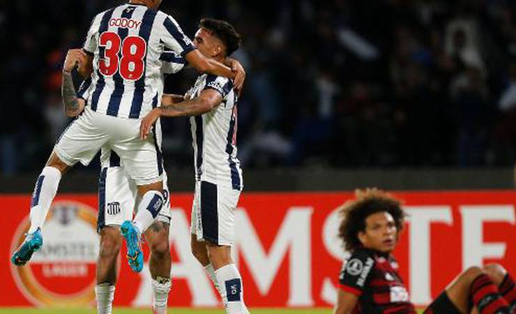 Torcida reclama de Arão na zaga após gol contra: 'Pagando os pecados'