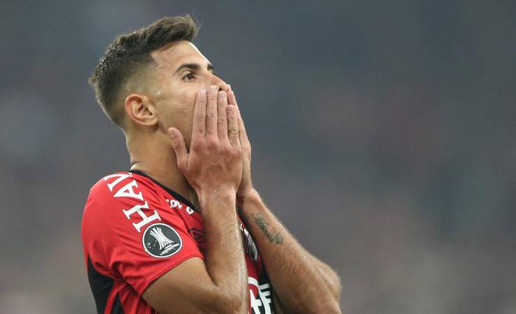 Bruno Guimarães diz que aguarda propostas e nega conversa com Flamengo