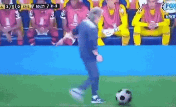 Jorge Jesus "chuta" bola virtual em transmissão de jogo do Flamengo