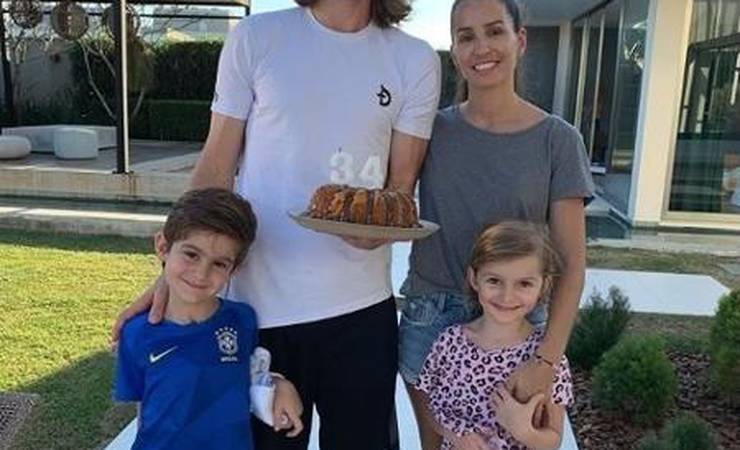 Filipe Luís celebra aniversário com a família e recebe mensagens de colegas