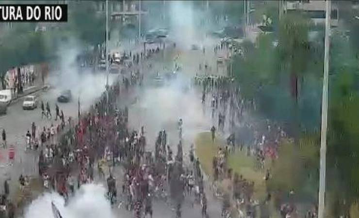 Polícia usa bombas de gás para dispersar torcedores do Fla no Maracanã
