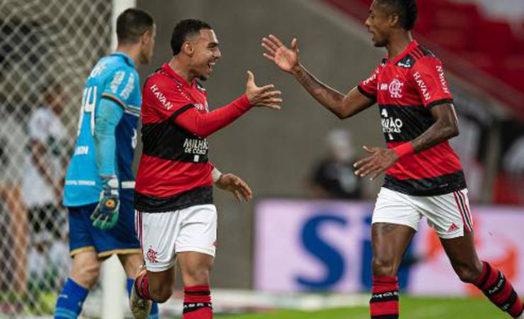 Matheuzinho destaca apoio de Ceni e papel de Isla e Rodinei no Flamengo