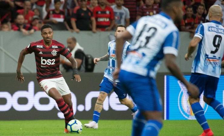 Vitinho pode voltar a ser titular no Fla um mês e meio após cirurgia