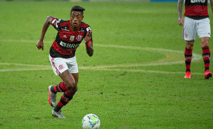 Bruno Henrique desperdiça gol depois de driblar goleiro; assista ao lance