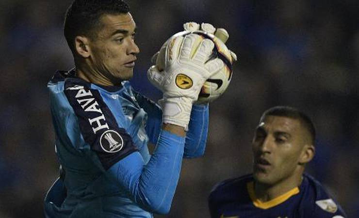 Flamengo esbarra no Athletico e tenta reduzir pedida por goleiro Santos