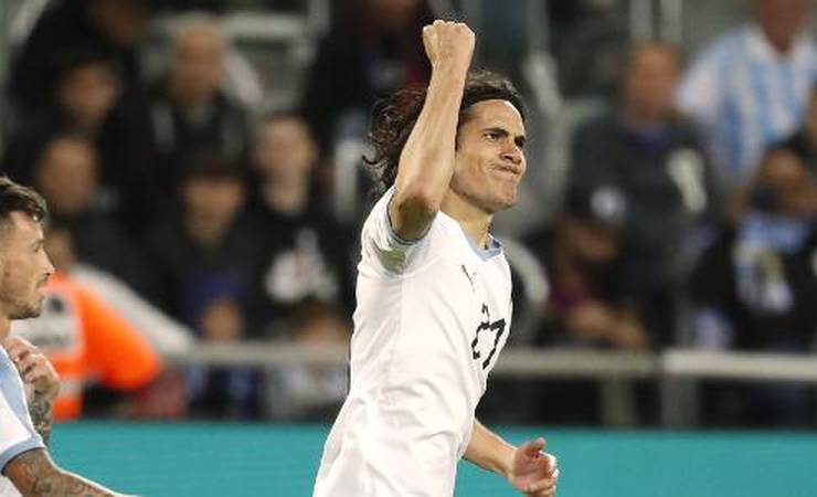 'Não tem lugar para jogar no Flamengo', diz Mauro Naves sobre Cavani