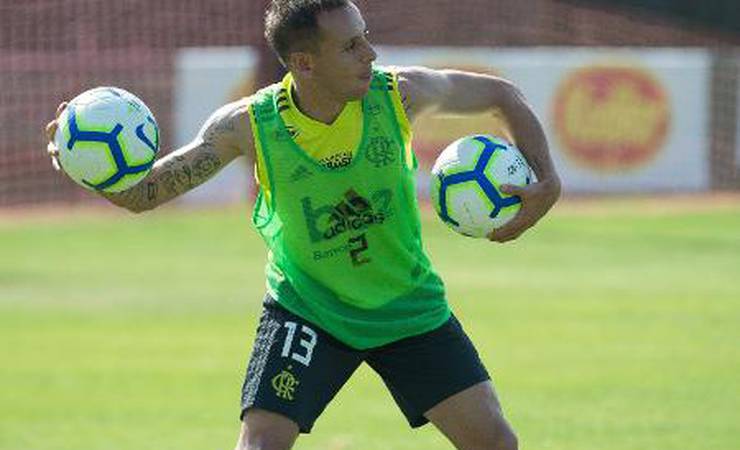 Fla pode ter estreia de Rafinha contra Goiás; veja provável escalação