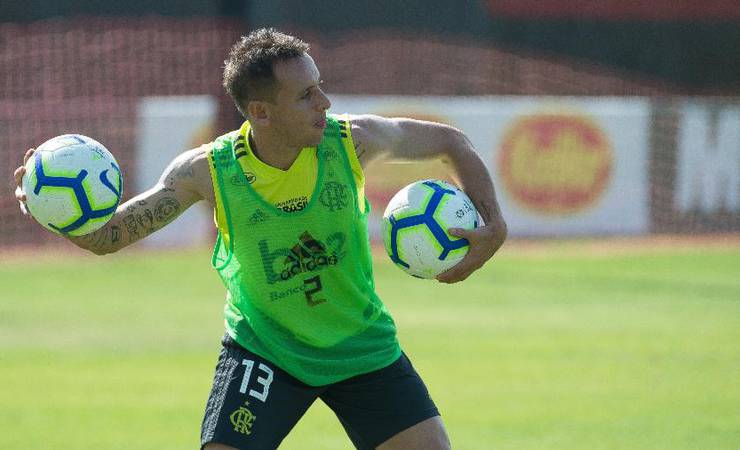Flamengo vai encarar Goiás com novidades no time e Rafinha faz estreia