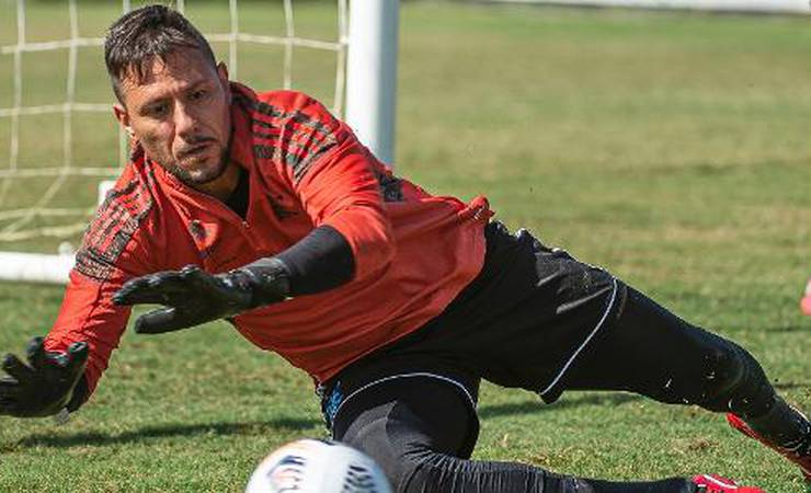 Flamengo relaciona Diego Alves para duelo com o Vélez, pela Libertadores