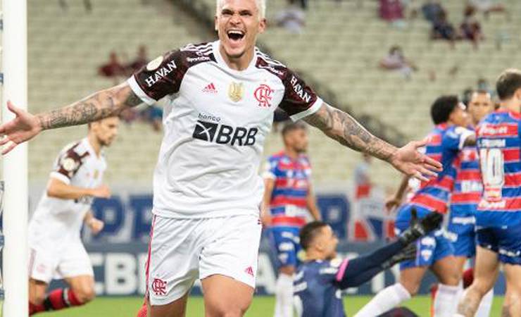 Fla sobrevive em meio ao caos e dá demonstração de força na luta pelo tri