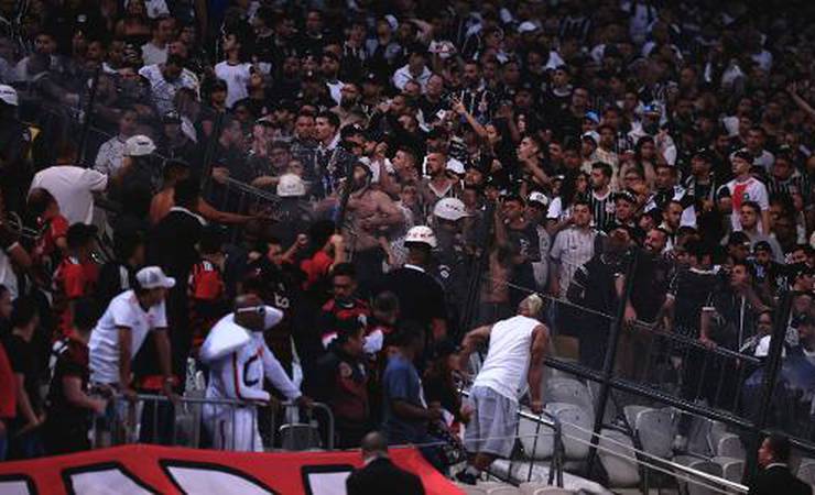 Árbitro relata confusão entre torcidas de Corinthians e Flamengo