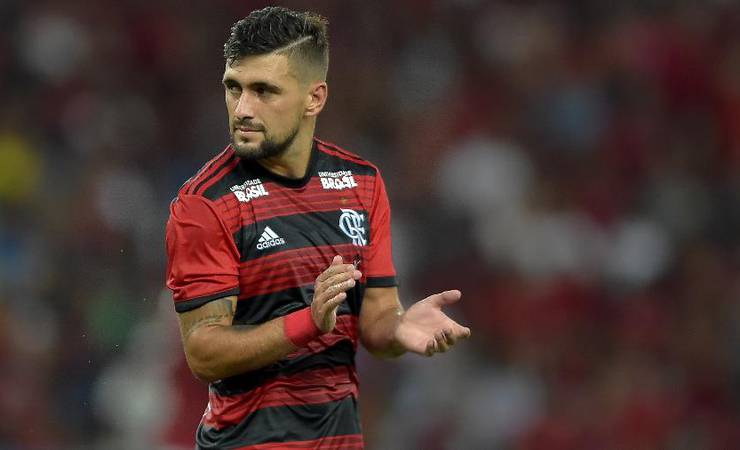 Em alta, Arrascaeta sente dor na coxa e vira problema no Flamengo