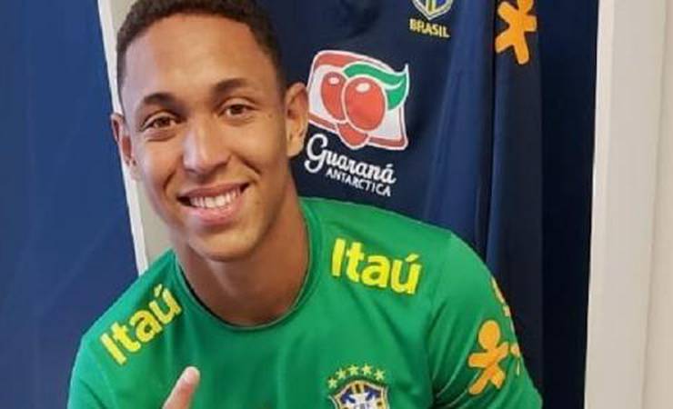 Pais de jovem morto no CT do Flamengo preparam ação de R$ 10 mi, diz jornal