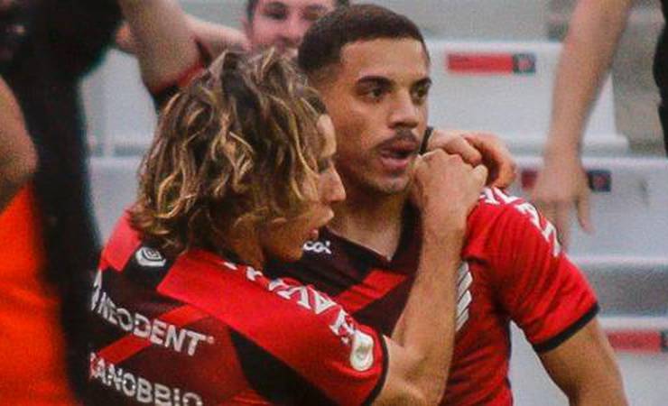 Athletico bate o Flamengo na Arena e deixa a lanterna do Brasileiro