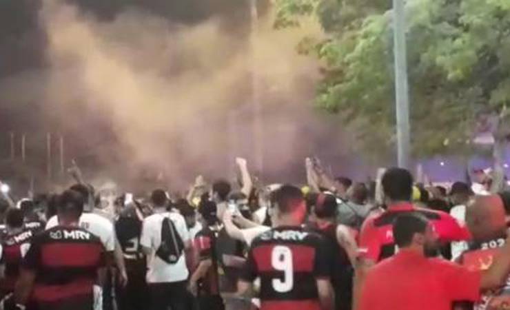 Torcida do Flamengo lota arredores do Maracanã para estreia de Ceni