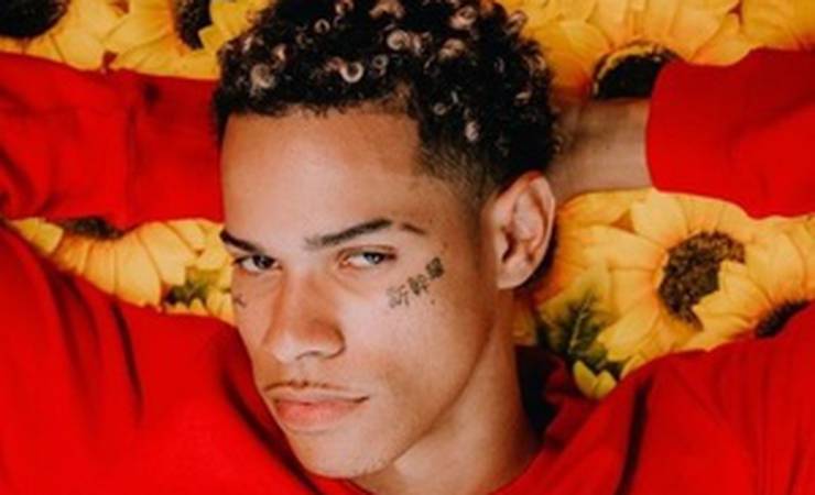 Revelação do rap faz sucesso com referências a Neymar e ao Flamengo