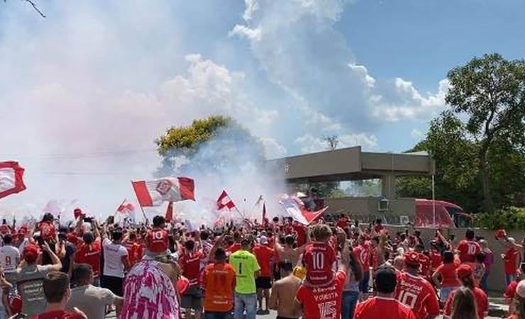 Torcida do Inter faz aglomeração com 2 mil pessoas em apoio para "final"