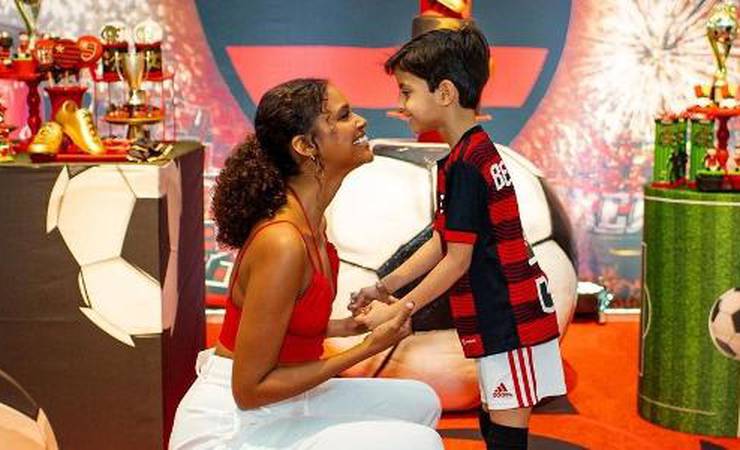 Atriz Aline Dias comemora aniversário do filho com festa do Flamengo