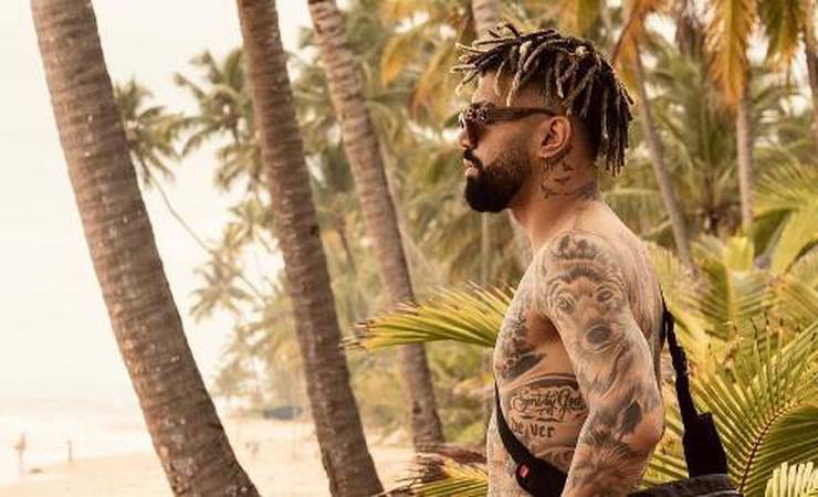 Jornal: Gabigol é flagrado aos beijos com influenciadora em Réveillon