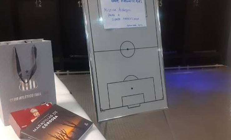 Talleres limpa vestiário do Maracanã após derrota e deixa presentes; veja