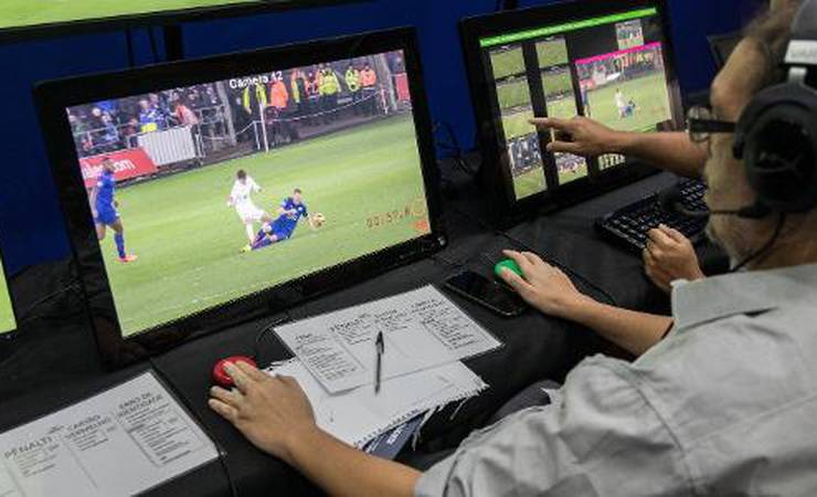 Regras no futebol mudam, "manga da camisa" não é mais considerada "mão"