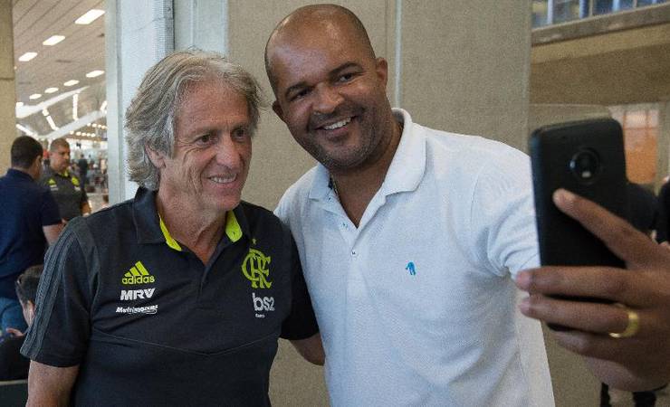 Jesus faz "intensivão rubro-negro" e cria conexão com torcida do Flamengo