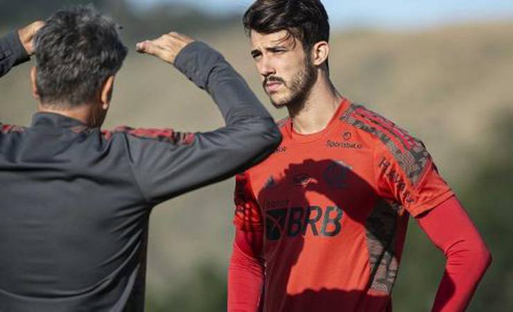 Mattos: Galo e Flamengo criticam árbitros, mas penam com beque-centroavante