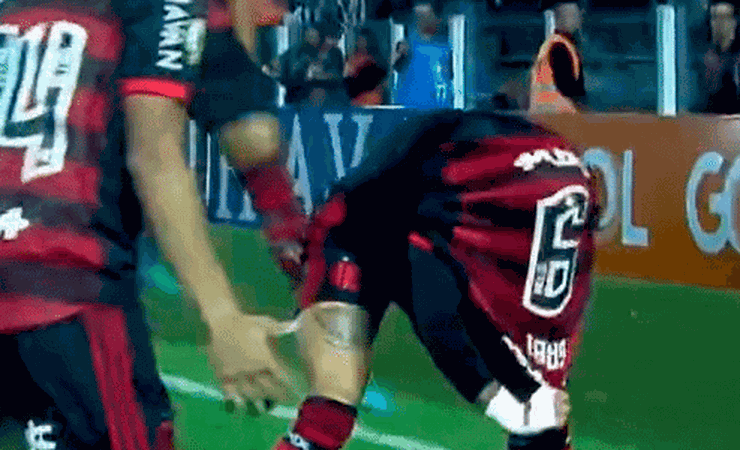 Gabigol leva amarelo e aplica lei do ex no Santos com 'pegadinha'
