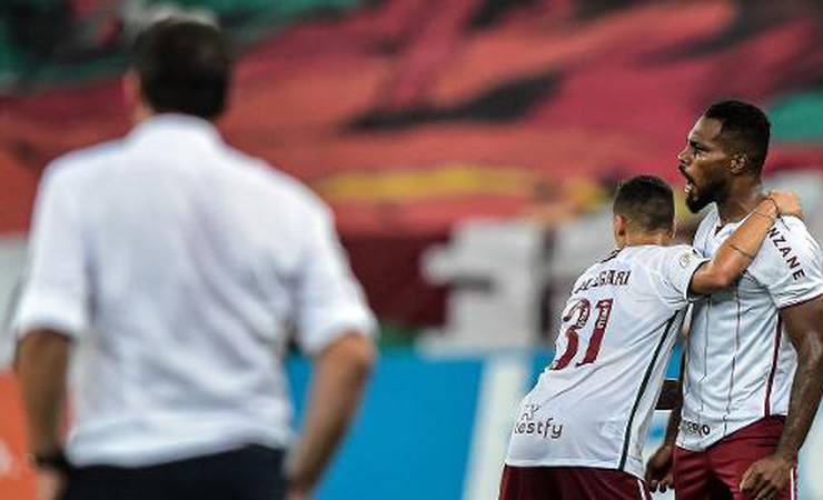 Flu vira sobre o Fla, volta a vencer e impede rival de encostar no SPFC