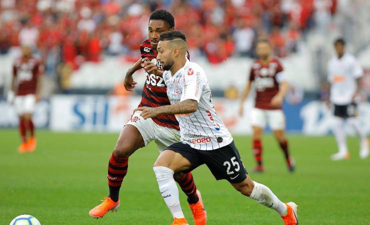 Flamengo marca para hoje cirurgia no joelho do atacante Vitinho