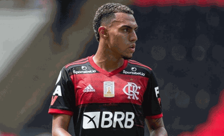 Flamengo anuncia a renovação do contrato do lateral-direito Matheuzinho