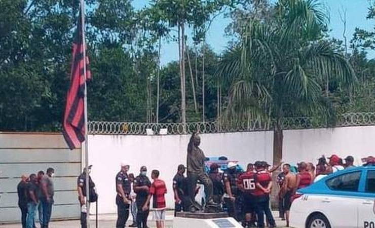 Torcida do Fla pressiona elenco no CT, cerca os carros e pede saída de Ceni