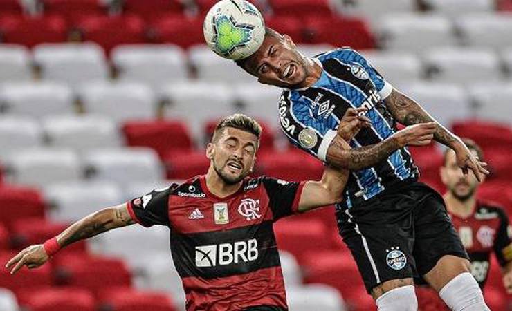 Flamengo marca no fim em pênalti com VAR e arranca empate com Grêmio