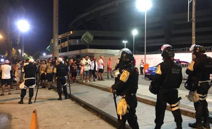 Torcedores do Fla protestam na porta do Maracanã após queda na Libertadores