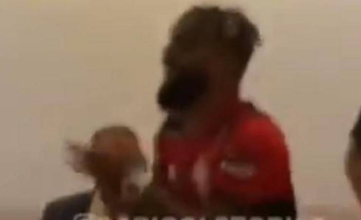 Jogadores do Flamengo provocam Palmeiras em vídeo com pagodeiros; assista