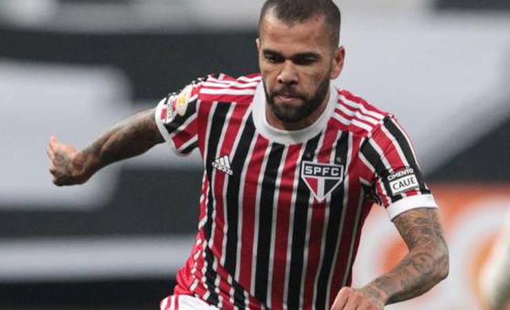Dani Alves analisa seis propostas para decidir futuro; quatro são do Brasil