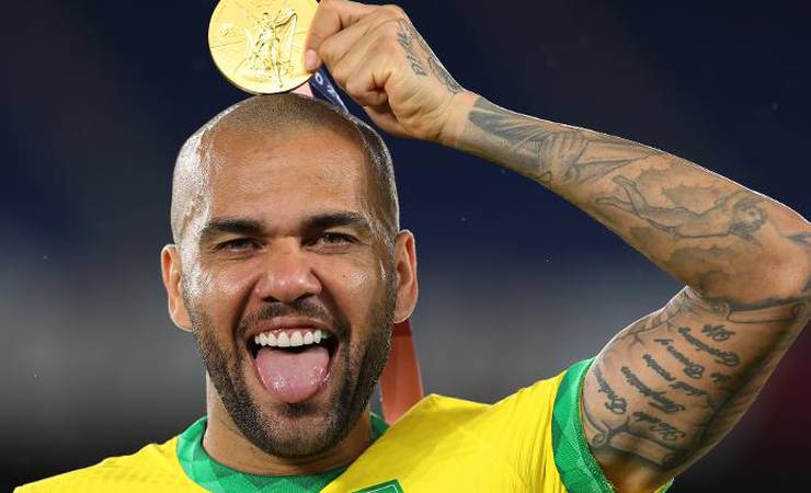 Fluminense faz proposta por Daniel Alves e aguarda resposta de lateral