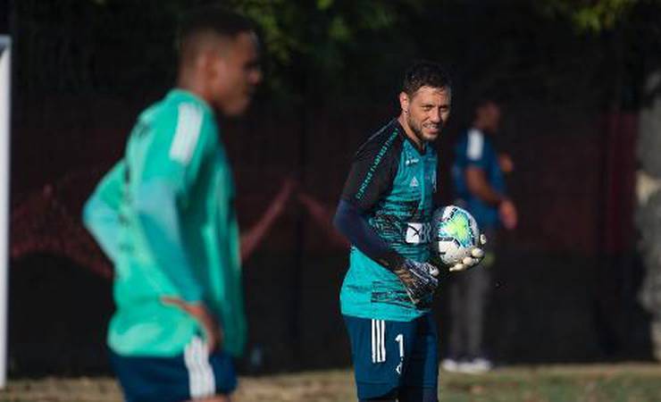 Diego Alves participa de treino e volta a ser relacionado pelo Flamengo