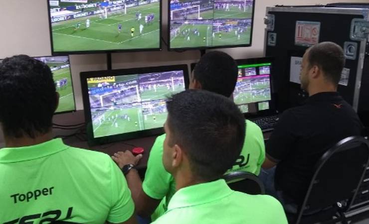 International Board veta presença de clubes em cabine do VAR no Carioca