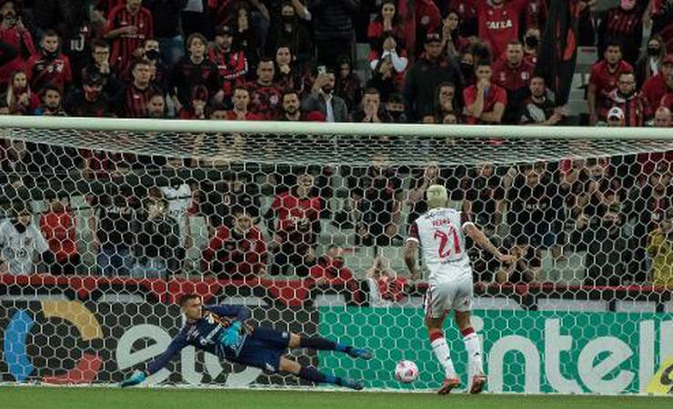 Fla foi beneficiado pela arbitragem contra o Athletico? Colunistas opinam