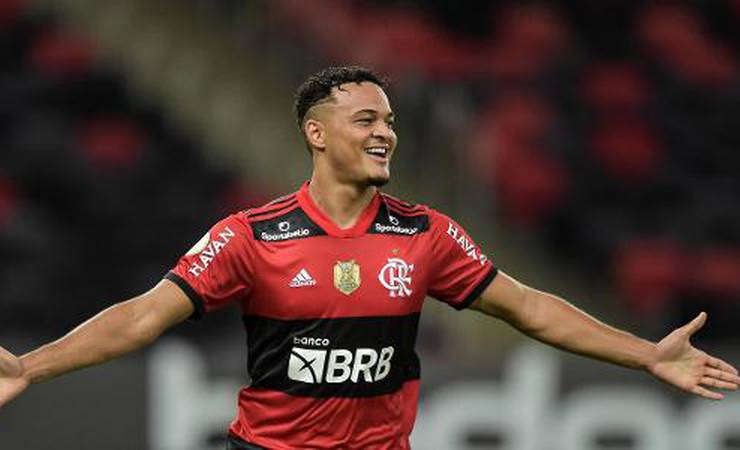 Autor de gol de bicicleta, Muniz lamenta derrota do Flamengo no fim