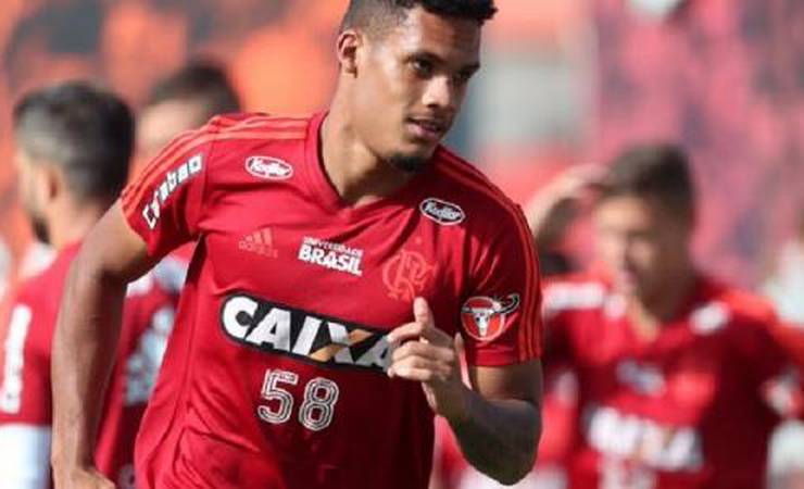 Jovem zagueiro do Flamengo é oficializado como reforço de time do Chipre