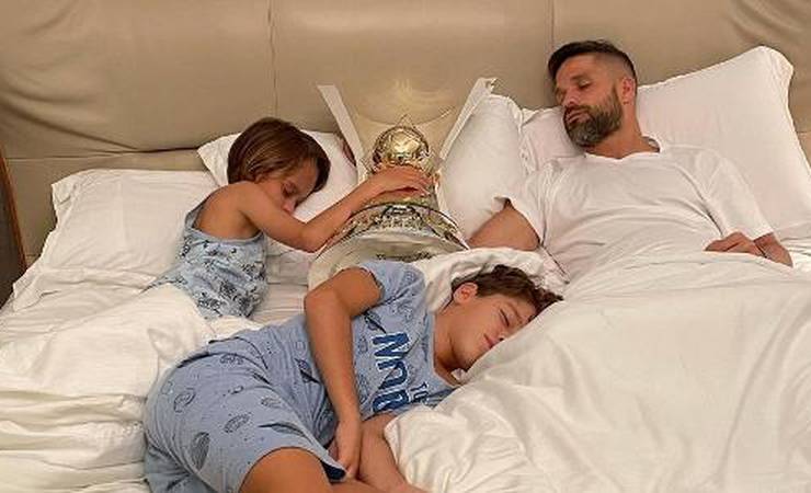 Diego Ribas posta foto na cama com taça do Brasileirão: 'Dormiram bem?'