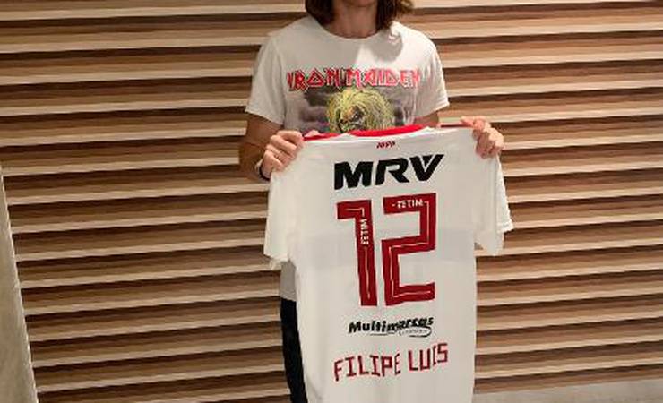 Filipe Luís chega ao Rio, exalta Fla e diz que não sabe quando estreia