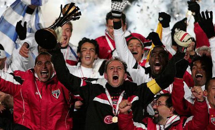 Aniversariante, Rogério Ceni é homenageado pela Fifa: "Deus do São Paulo"