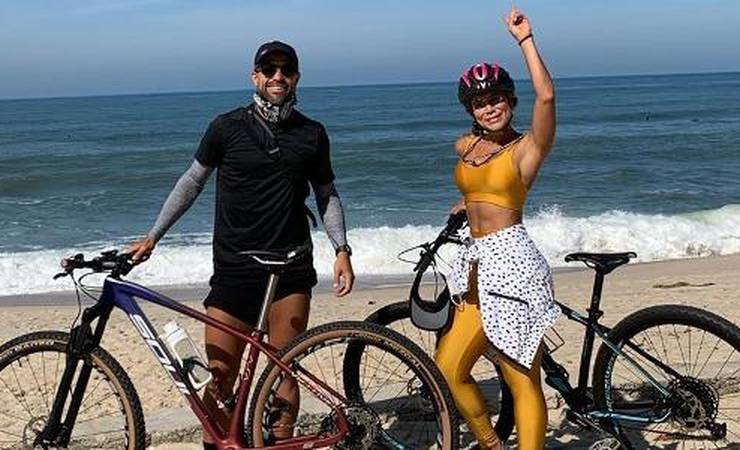 Diego quebra isolamento com pedalada em praia, incomoda Fla e pede desculpa