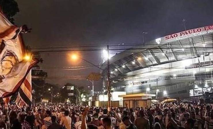 Torcida faz festa para recepcionar São Paulo antes de jogo contra Flamengo