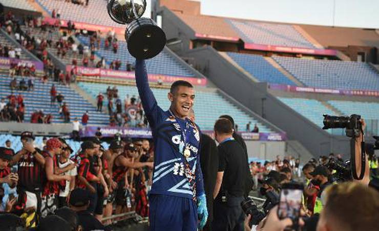 Mercado da bola: Flamengo acerta contratação do goleiro Santos