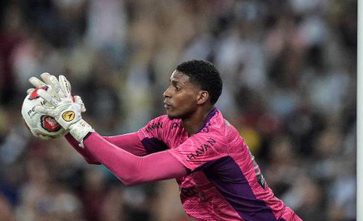 Hugo Souza tem 100% de aproveitamento contra o Vasco